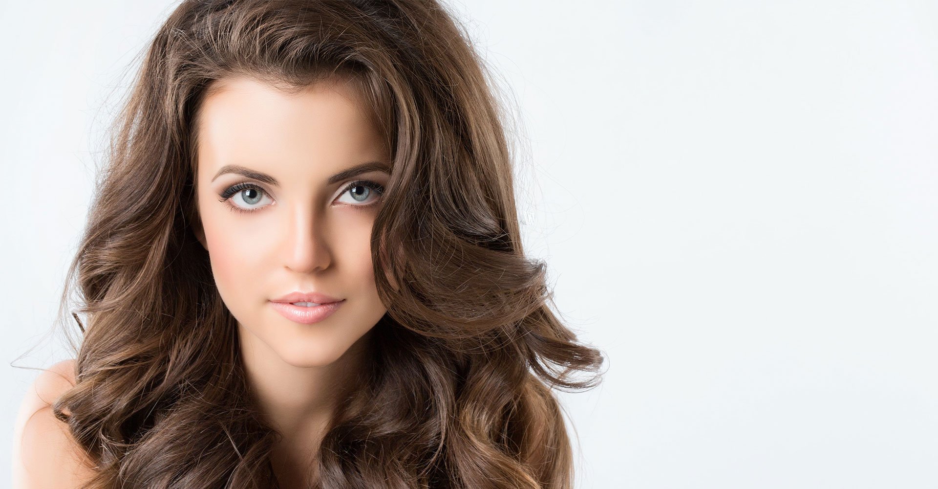 Modelo Com Cabelo Castanho Escuro Levemente Ondulado Nas Pontas